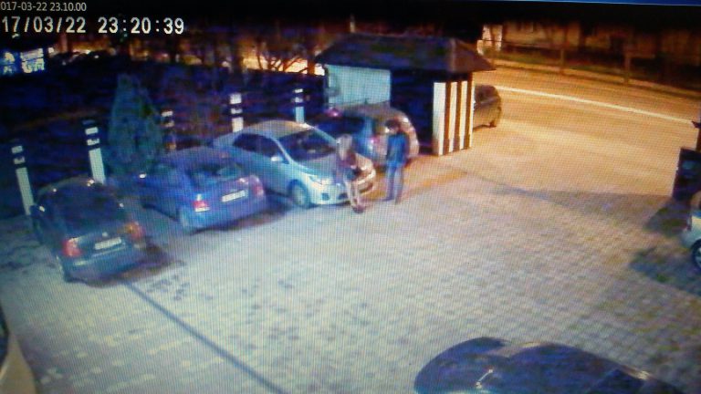 IMAGINI cu Avocatul baut, la Local. In Doua Minute si-a Convins Iubita ca Poate Conduce