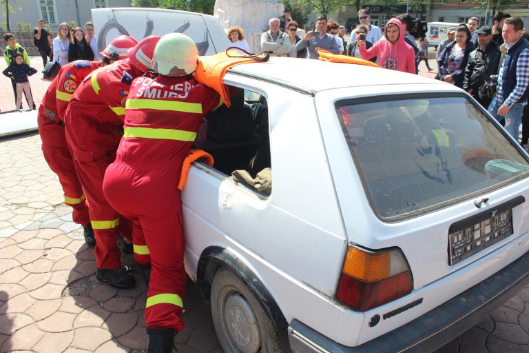 Demonstraţie! Metoda prin care pompierii scot pasagerii dintr-o maşină accidentată GALERIE FOTO