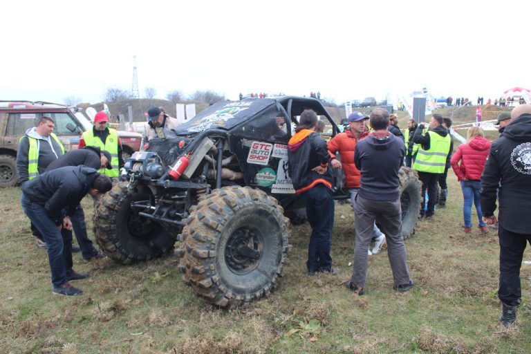 „Greii” 4×4 şi-au arătat muşchii pe teren accidentat, la Păun. Cupa Adventure 4×4 Iași FOTO