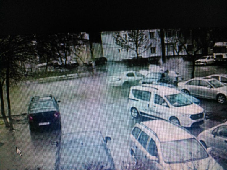 Imagini video cu accidentul din Metalurgie. Doi oameni au scăpat miraculos (VIDEO)