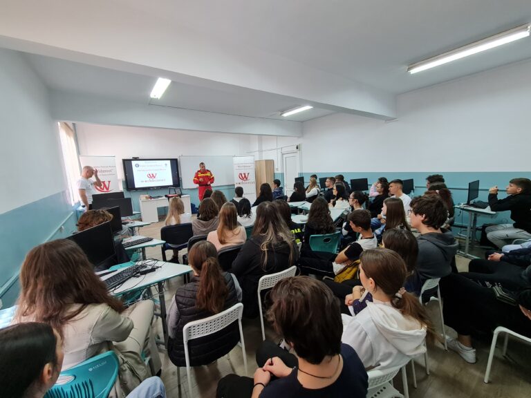 WorldStreet, SMURD și polițiștii – în vizită la două școli din Iași FOTO