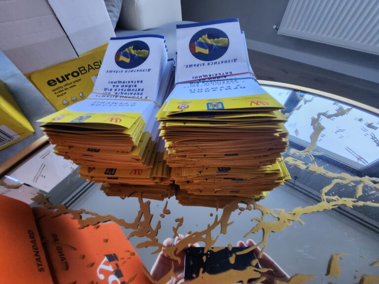 Voluntarii WORLDSTREET au împărțit pliante pe stradă în proiectul Safety First V FOTO