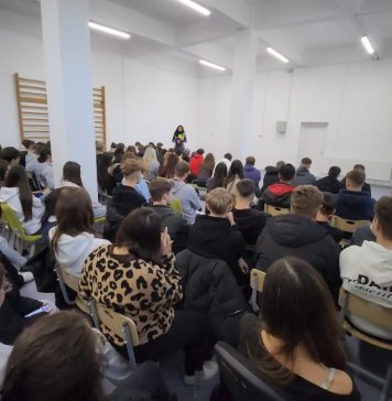 FOTO | Elevii Colegiului Tehnic „Mihail Sturdza” din Iași au participat la lecții despre riscurile alcoolului și drogurilor la volan