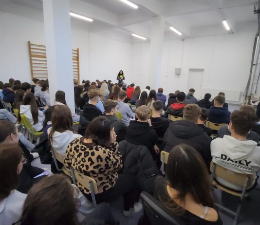 FOTO | Elevii Colegiului Tehnic „Mihail Sturdza” din Iași au participat la lecții despre riscurile alcoolului și drogurilor la volan